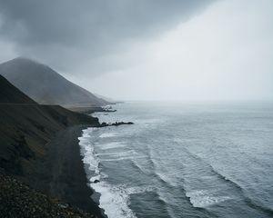 Превью обои океан, туман, море, скалы, камни, галька