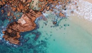 Превью обои океан, вид сверху, вода, камни, песок, пена