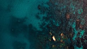 Превью обои океан, вид сверху, вода, рябь, камни