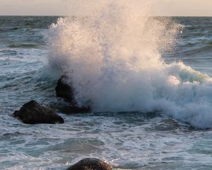 Превью обои океан, вода, волны, брызги, камни