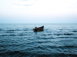 Превью обои океан, вода, волны, лодка
