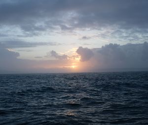 Превью обои океан, вода, волны, горизонт, солнце, закат