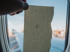 Превью обои окно, бумага, надпись, иллюминатор, рука