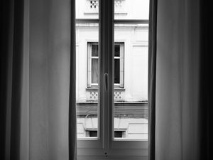 Превью обои окно, чб, интерьер, шторы, вид