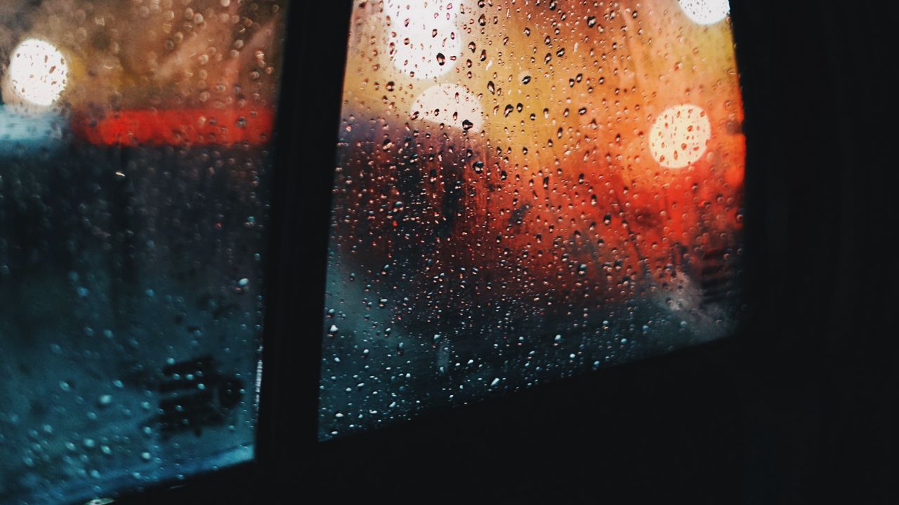 Обои окно, дождь, капли, автомобиль, стекло, блики
