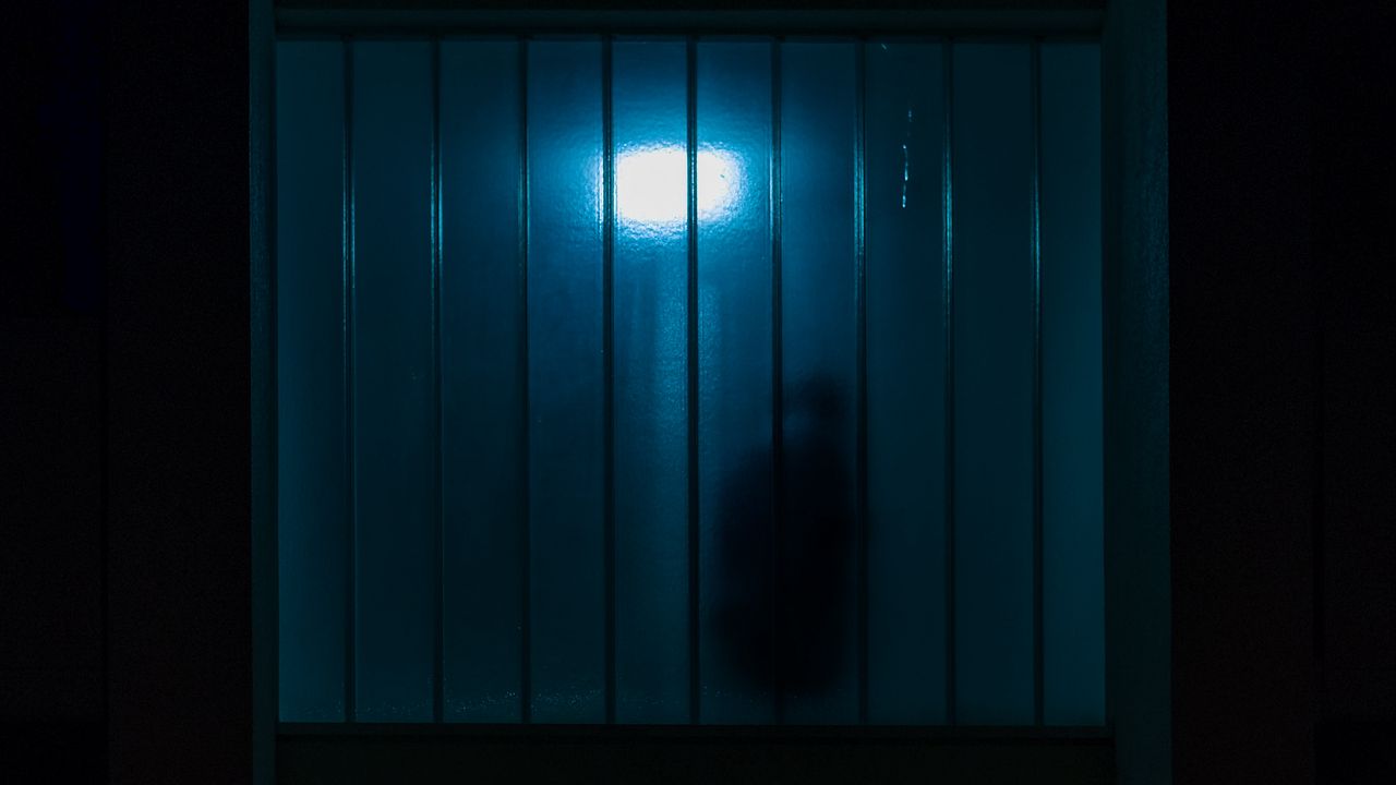 Обои окно, дверь, темный, силуэт, тени