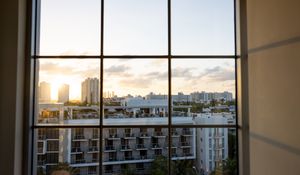 Превью обои окно, город, здания, вид