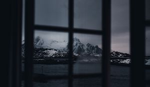Превью обои окно, горы, снежный, темный