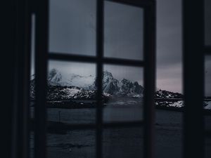Превью обои окно, горы, снежный, темный