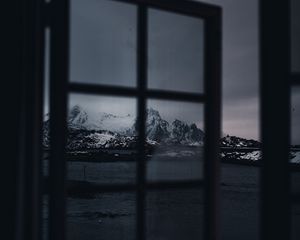 Превью обои окно, горы, снежный, темный