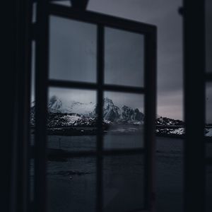 Превью обои окно, горы, снежный, темный