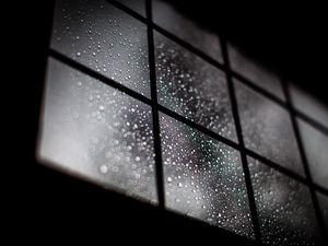 Превью обои окно, капли, макро, темный, блюр