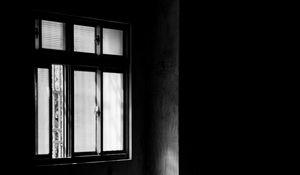 Превью обои окно, комната, темный, чб
