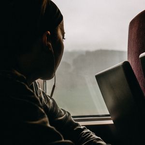 Превью обои окно, одиночество, наушники, путешествие