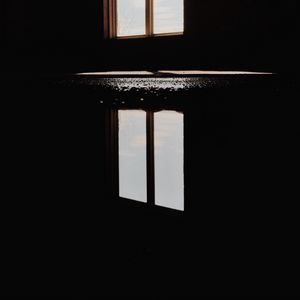 Превью обои окно, отражение, свет, темный