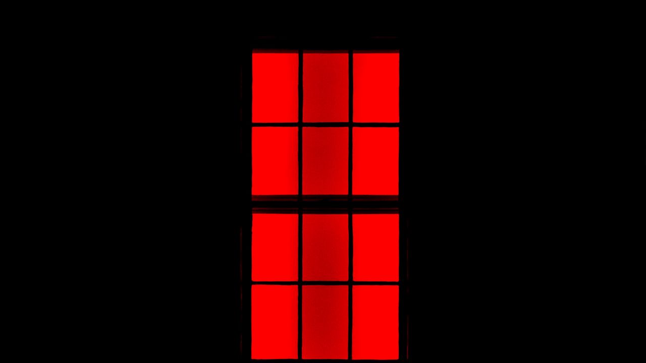 Обои окно, решетка, черный, красный