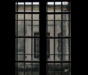 Превью обои окно, решетка, темный, помещение