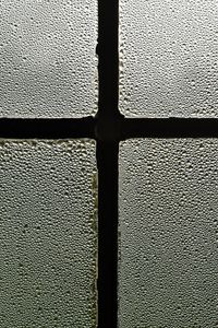 Превью обои окно, стекло, капли, дождь, темный