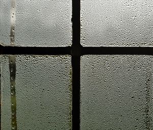 Превью обои окно, стекло, капли, дождь, темный