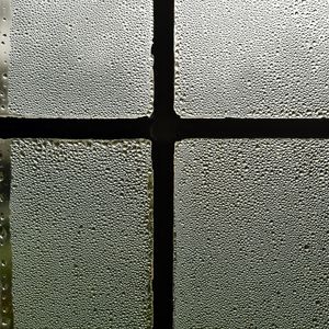 Превью обои окно, стекло, капли, дождь, темный