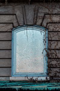 Превью обои окно, стена, ветки, фасад