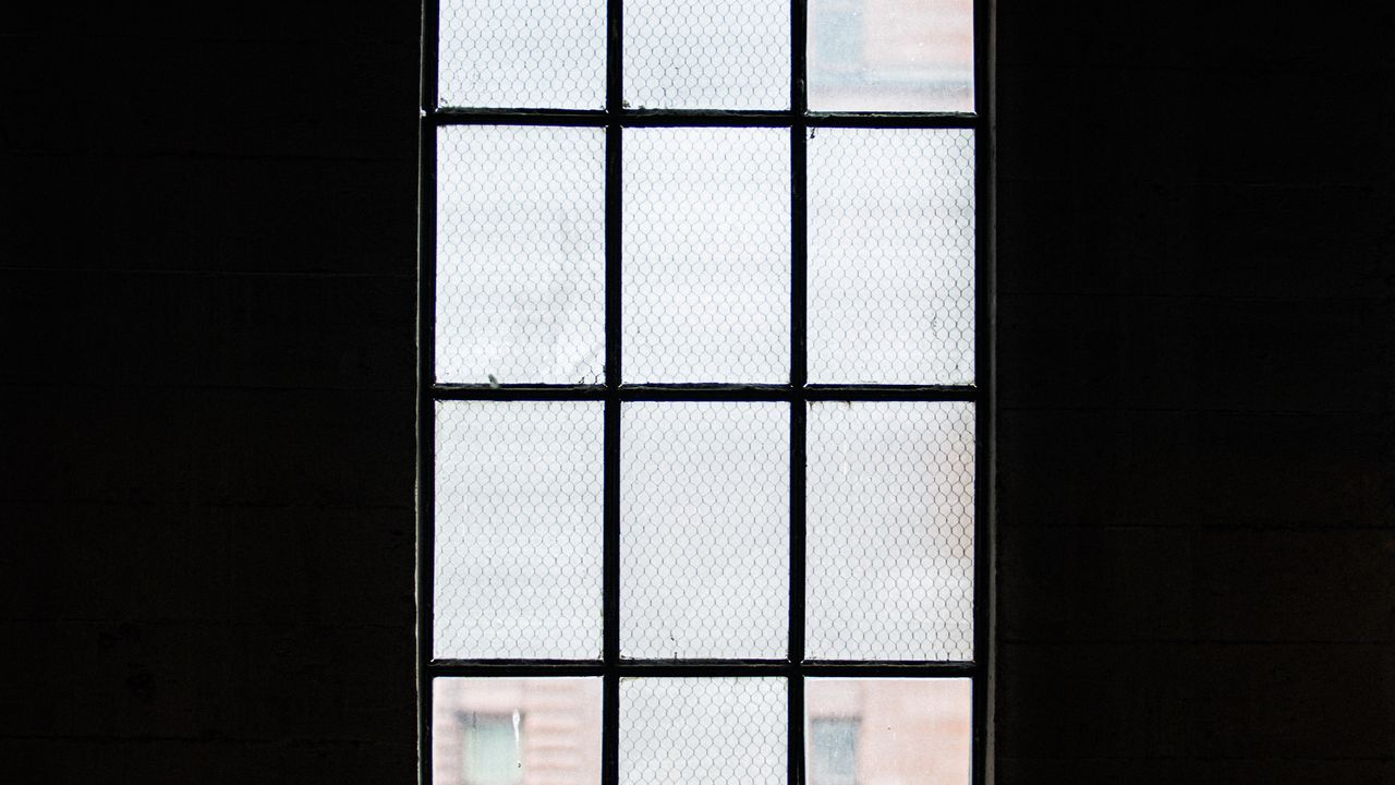 Обои окно, стена, здание, темный