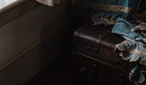 Превью обои окно, сундук, интерьер, винтаж