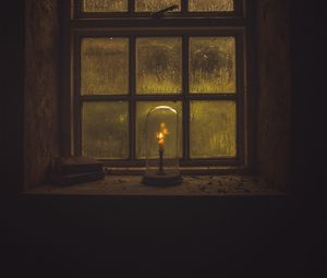 Превью обои окно, свеча, темный