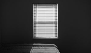 Превью обои окно, свет, комната, полосы, черно-белый