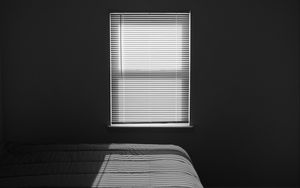 Превью обои окно, свет, комната, полосы, черно-белый