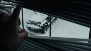 Превью обои окно, жалюзи, автомобиль, внедорожник, снег