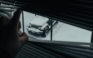Превью обои окно, жалюзи, автомобиль, внедорожник, снег
