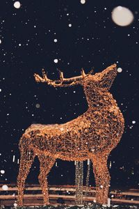 Превью обои олень, скульптура, снег, гирлянды, иллюминация, праздничный
