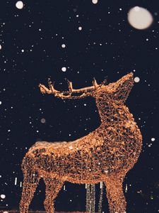 Превью обои олень, скульптура, снег, гирлянды, иллюминация, праздничный
