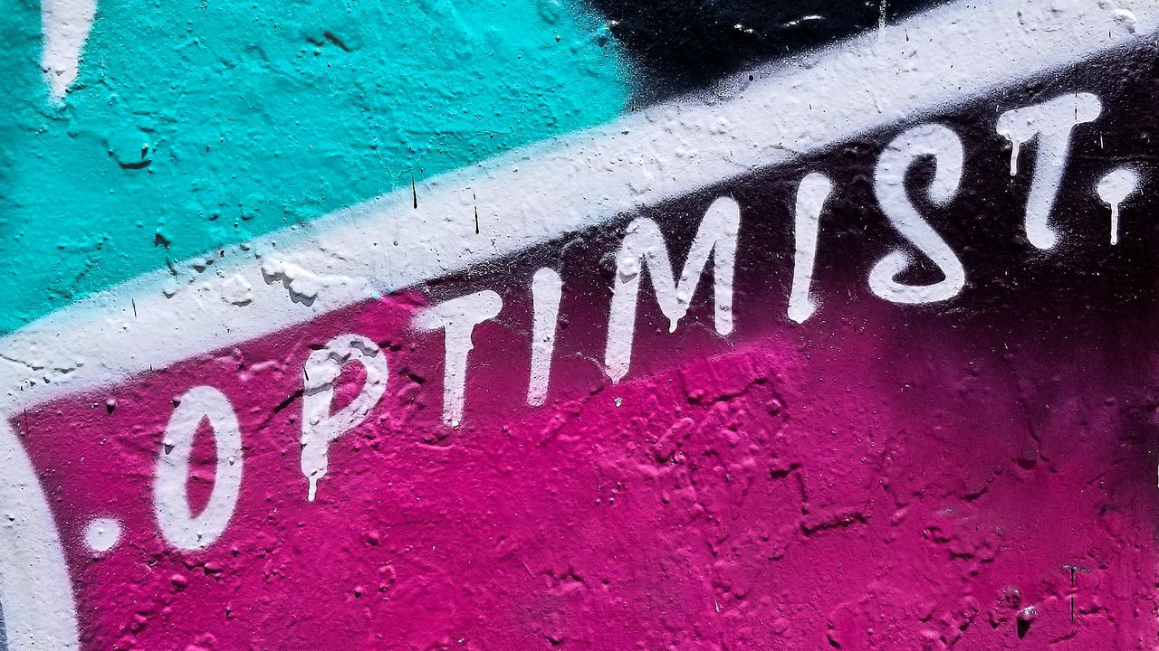 Обои оптимист, слово, краска, граффити, стена, арт