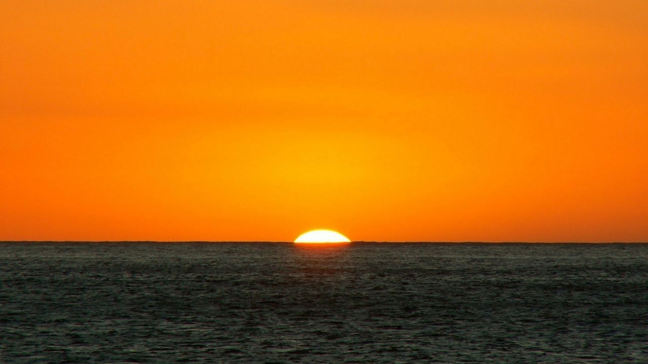 Обои оранжевый, синий, море, горизонт, солнце