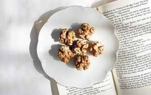 Превью обои орехи, тарелка, книга, тыква, эстетика