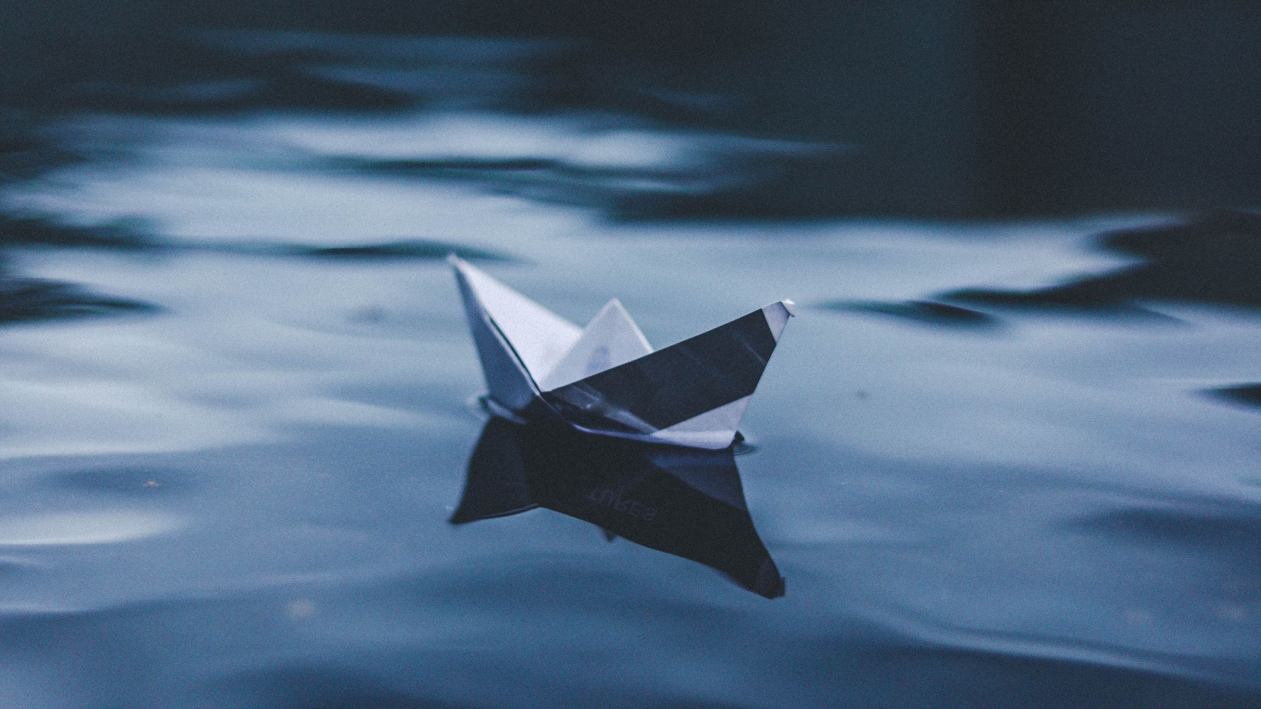 Бумажный кораблик плывет. Бумажный кораблик. Бумажный кораблик на воде. Красивый бумажный кораблик.