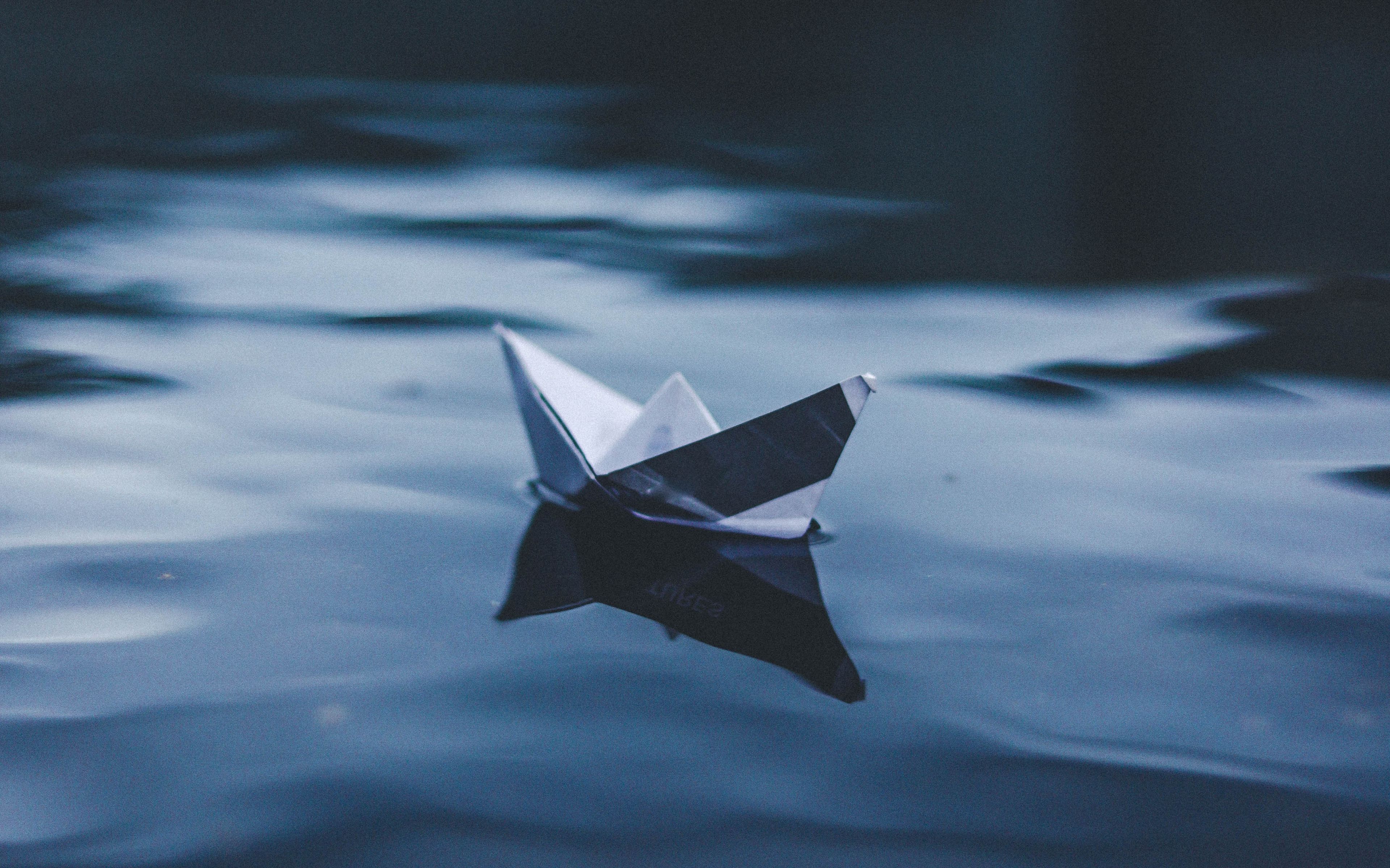 Кораблик из бумаги вода. Бумажный кораблик. Бумажный кораблик плывет. Бумажный кораблик на воде. Красивый бумажный кораблик.