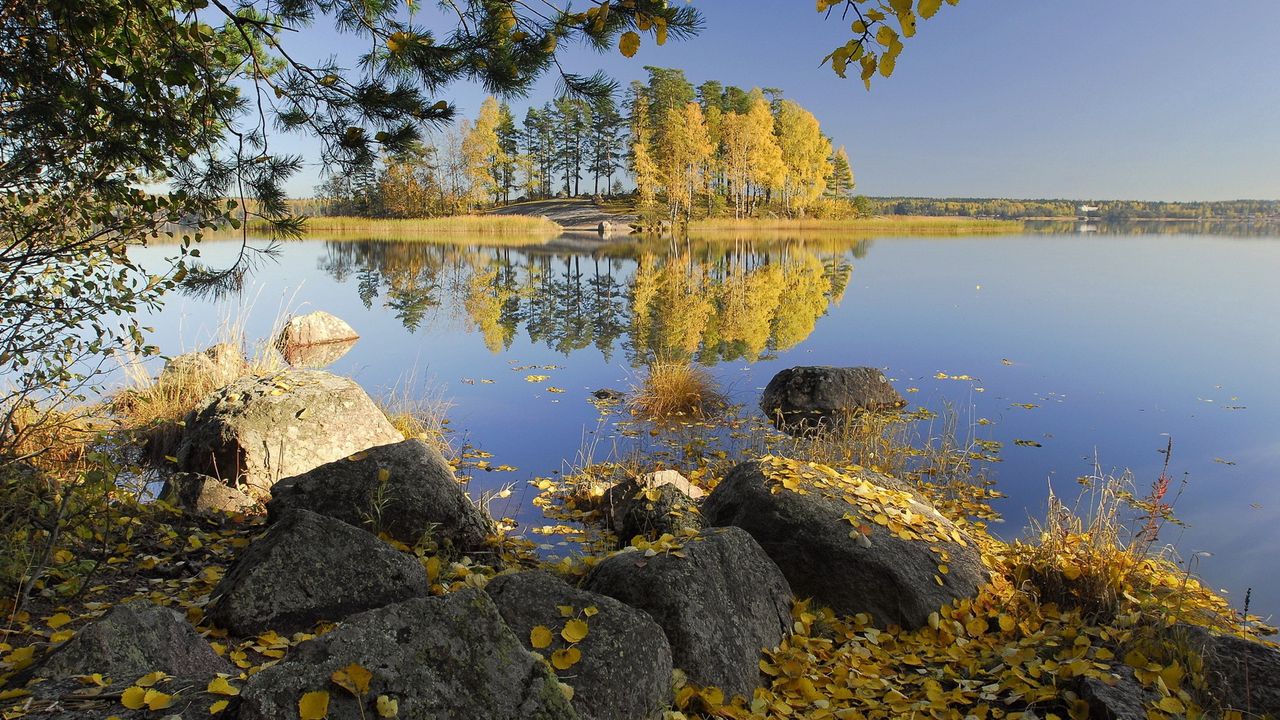 Обои осень, камни, деревья, листья, березы, озеро, островок, берега