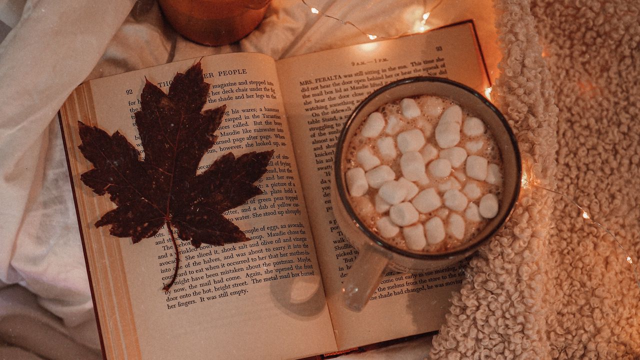Обои осень, клен, какао, книга, лист, уют