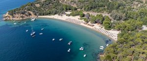 Превью обои остров, деревья, море, лодки, вид сверху