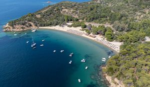 Превью обои остров, деревья, море, лодки, вид сверху