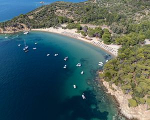 Превью обои остров, деревья, море, лодки, вид сверху