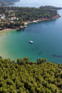 Превью обои остров, деревья, море, лодка, вид сверху