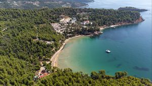 Превью обои остров, деревья, море, лодка, вид сверху