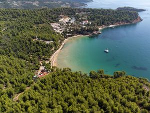 Превью обои остров, деревья, море, лодка, вид сверху