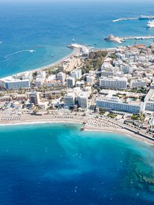 Превью обои остров, город, здания, море, вид сверху