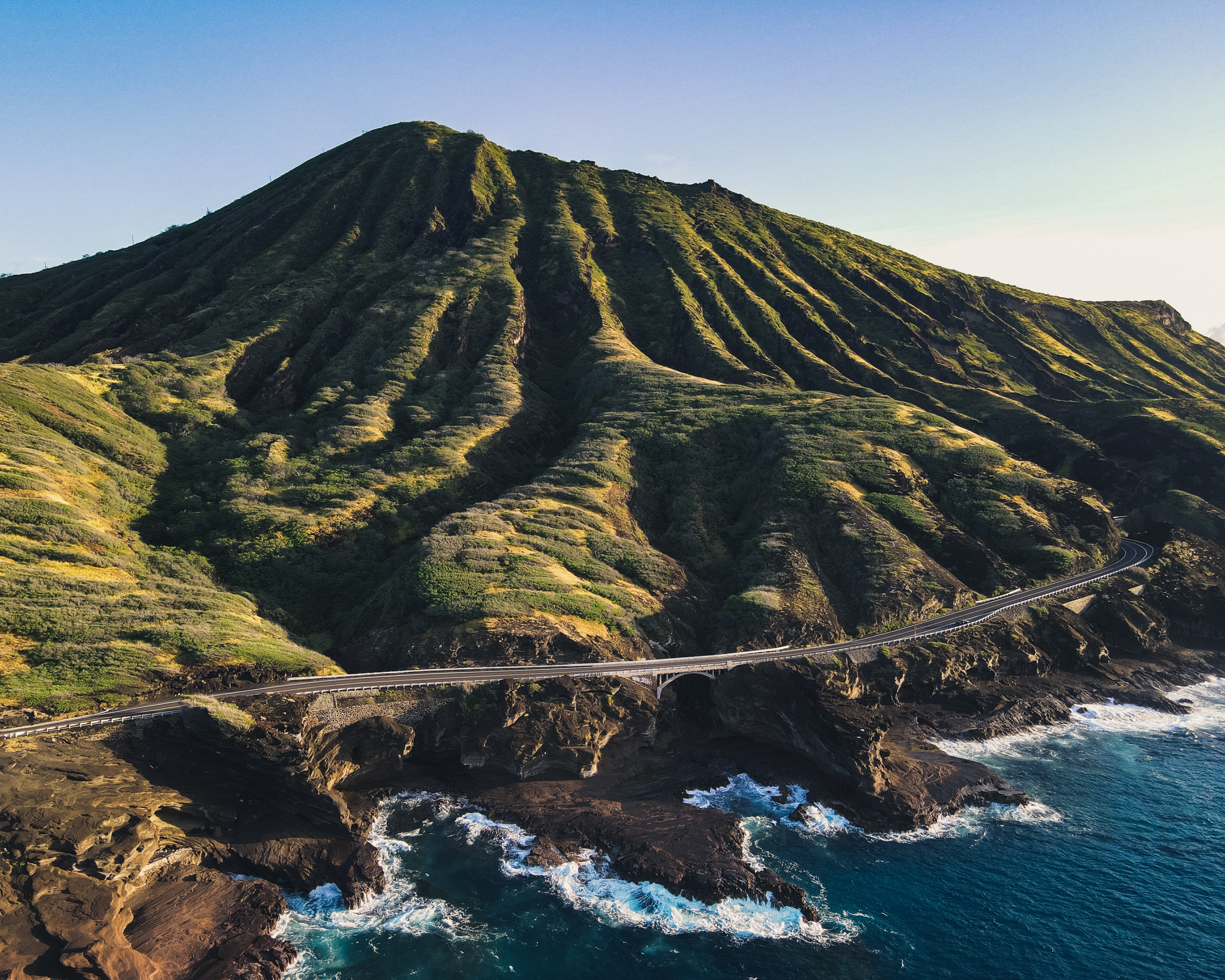 Скальные гребни. Остров Оаху Гавайские острова. Остров Оаху Гавайи природа. Оаху остров скальные гребни. Оаху Гавайи дорога.