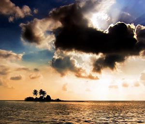 Превью обои остров, необитаемый, очертания, пальмы, небо, облако, тени